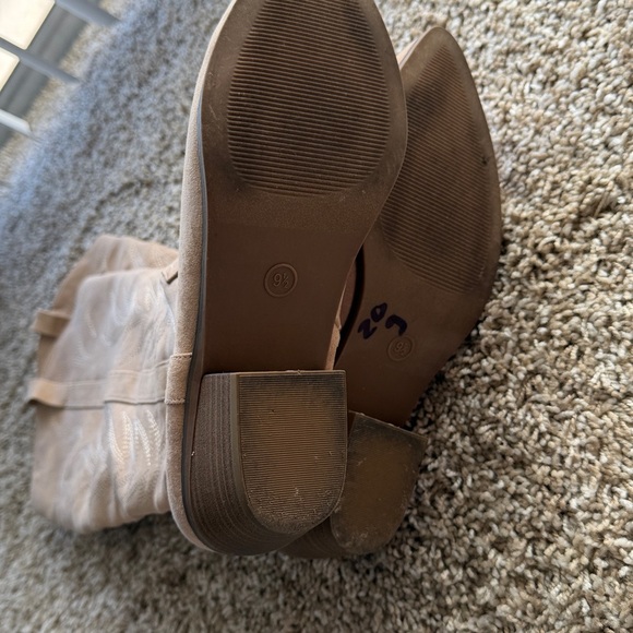 Boots - Picture 4 of 6